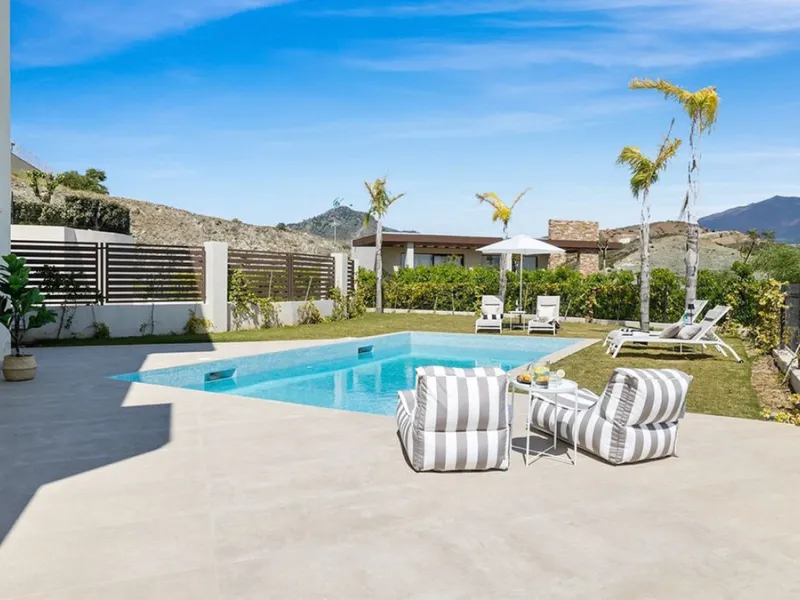 Contemporary villa with panoramic views of the Mediterranean and La Concha.