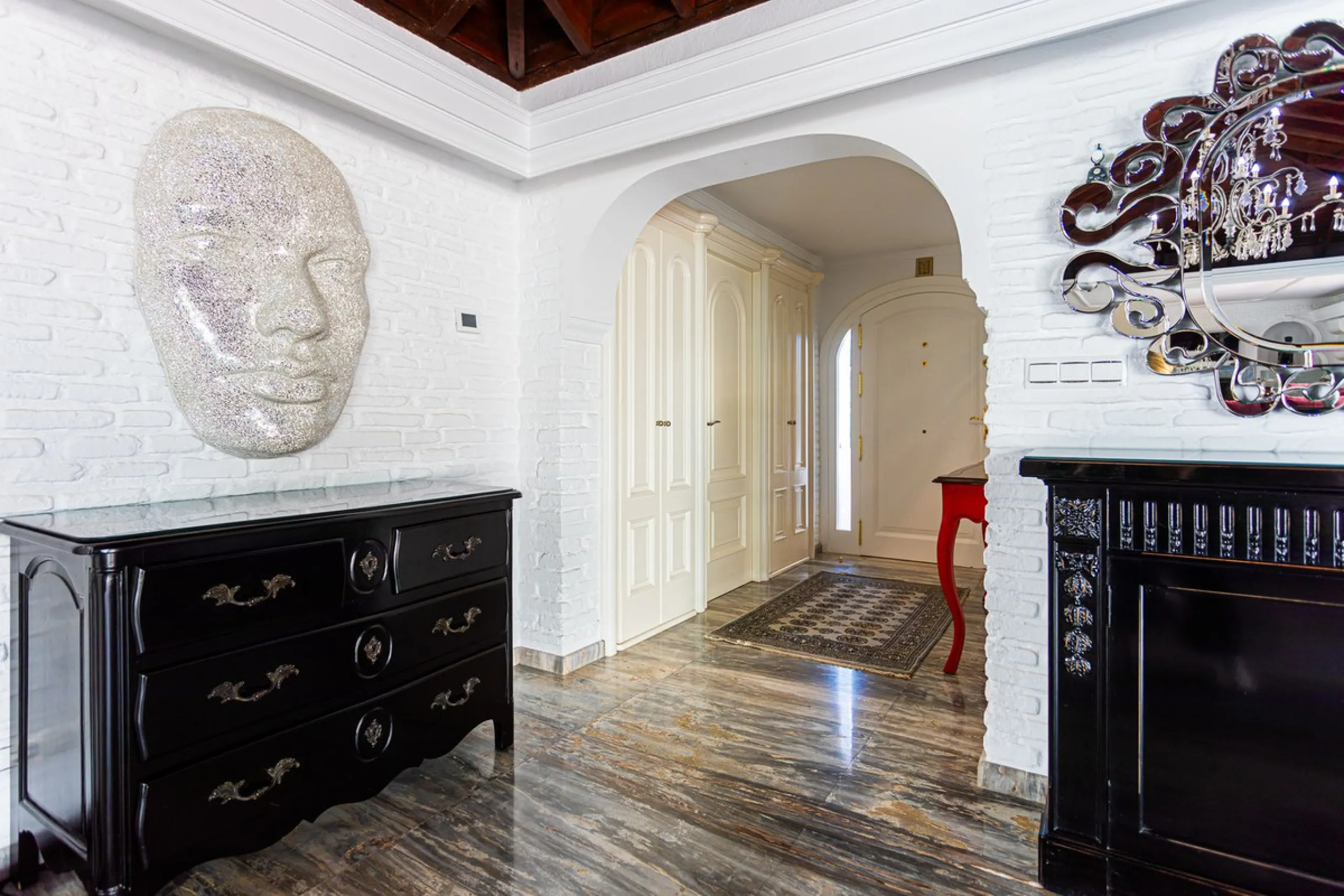 One Level Villa by world-famous architect Frank Lloyd Wright *. Ideal as a family home for  her, him and the children. The villa offers an incredible quality of life, plus a range of leisure, hobbies and sports all under one roof. Excellent location in a 