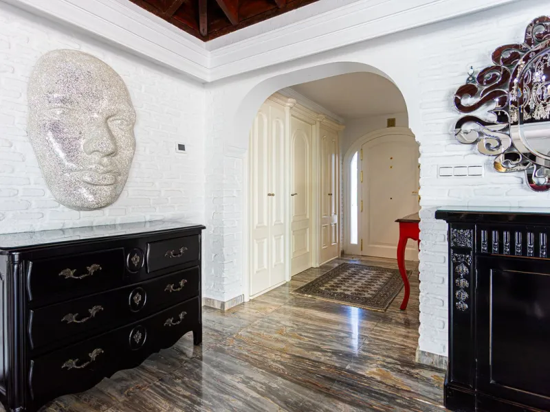 One Level Villa by world-famous architect Frank Lloyd Wright *. Ideal as a family home for  her, him and the children. The villa offers an incredible quality of life, plus a range of leisure, hobbies and sports all under one roof. Excellent location in a 