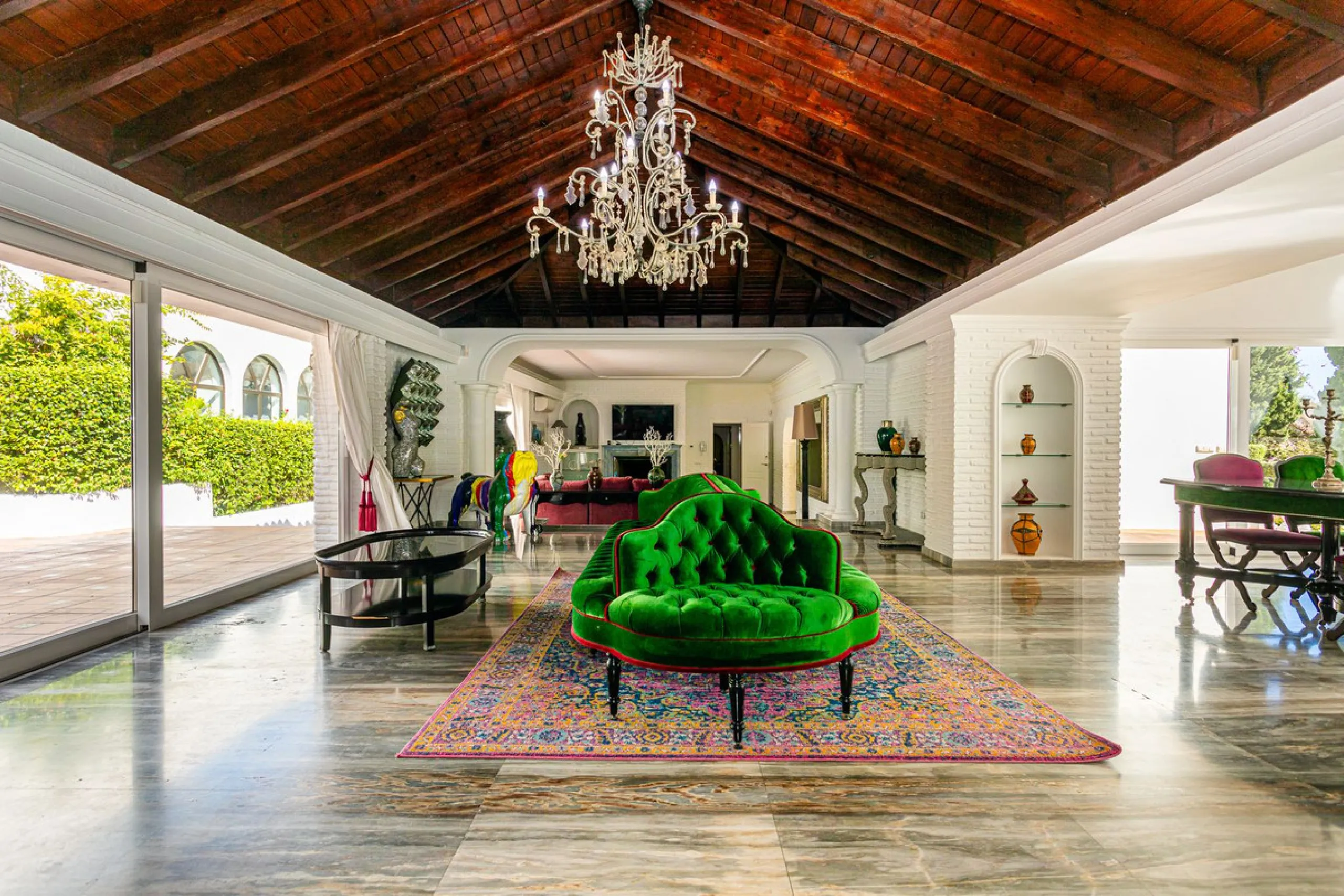 One Level Villa by world-famous architect Frank Lloyd Wright *. Ideal as a family home for  her, him and the children. The villa offers an incredible quality of life, plus a range of leisure, hobbies and sports all under one roof. Excellent location in a 