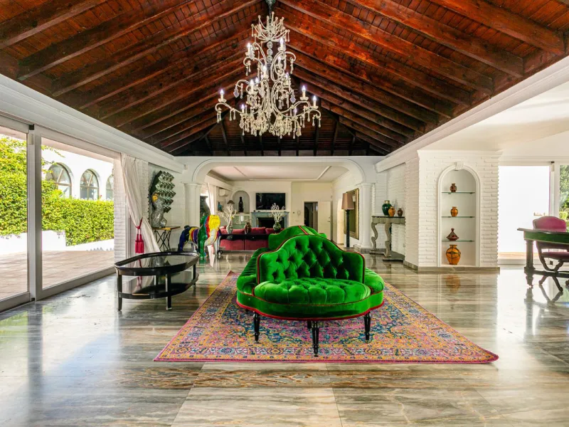 One Level Villa by world-famous architect Frank Lloyd Wright *. Ideal as a family home for  her, him and the children. The villa offers an incredible quality of life, plus a range of leisure, hobbies and sports all under one roof. Excellent location in a 
