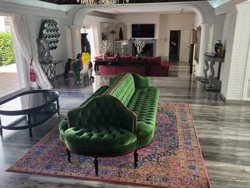 One Level Villa by world-famous architect Frank Lloyd Wright *. Ideal as a family home for  her, him and the children. The villa offers an incredible quality of life, plus a range of leisure, hobbies and sports all under one roof. Excellent location in a 