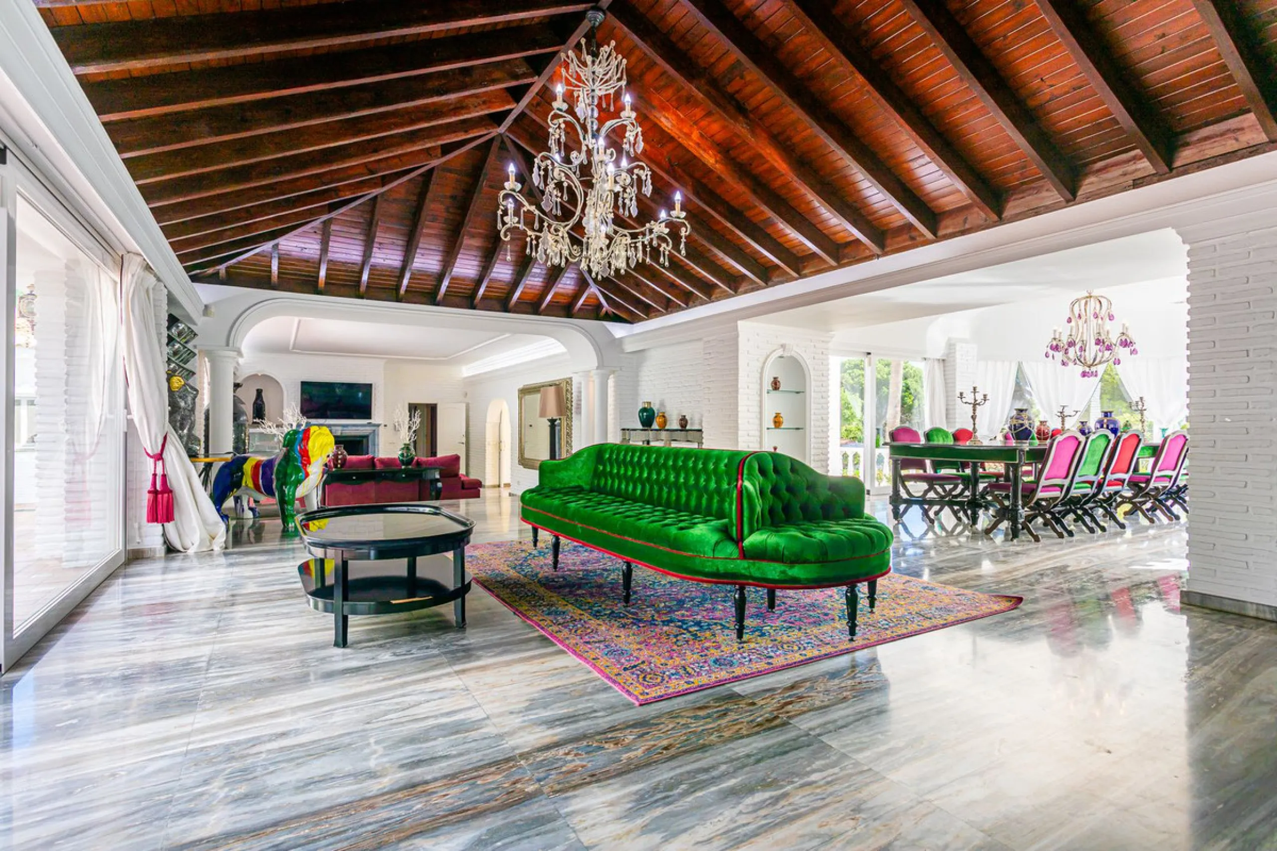 One Level Villa by world-famous architect Frank Lloyd Wright *. Ideal as a family home for  her, him and the children. The villa offers an incredible quality of life, plus a range of leisure, hobbies and sports all under one roof. Excellent location in a 