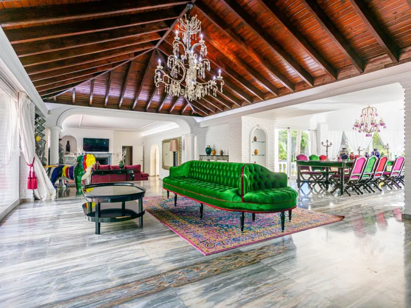 One Level Villa by world-famous architect Frank Lloyd Wright *. Ideal as a family home for  her, him and the children. The villa offers an incredible quality of life, plus a range of leisure, hobbies and sports all under one roof. Excellent location in a 