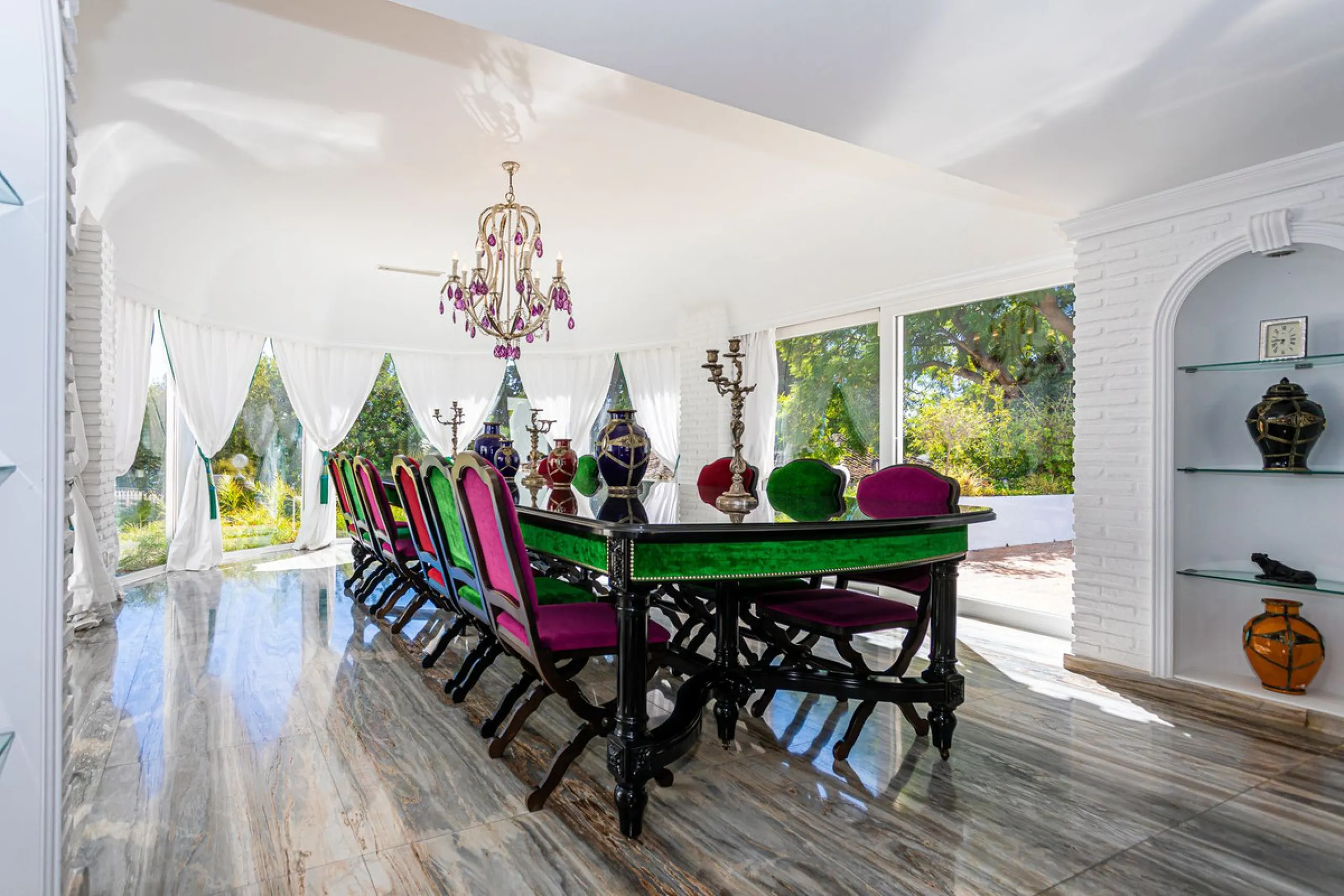 One Level Villa by world-famous architect Frank Lloyd Wright *. Ideal as a family home for  her, him and the children. The villa offers an incredible quality of life, plus a range of leisure, hobbies and sports all under one roof. Excellent location in a 