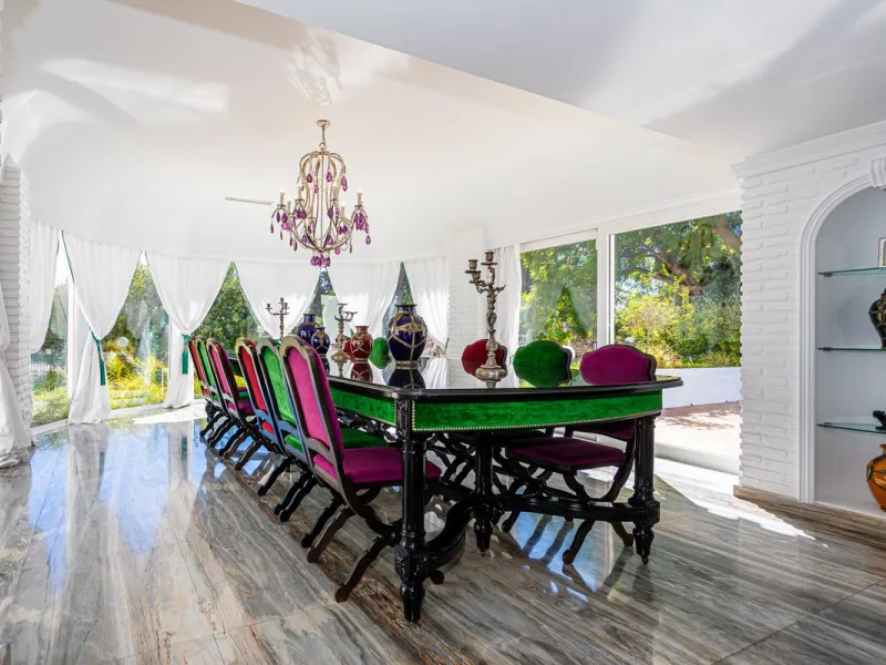 One Level Villa by world-famous architect Frank Lloyd Wright *. Ideal as a family home for  her, him and the children. The villa offers an incredible quality of life, plus a range of leisure, hobbies and sports all under one roof. Excellent location in a 