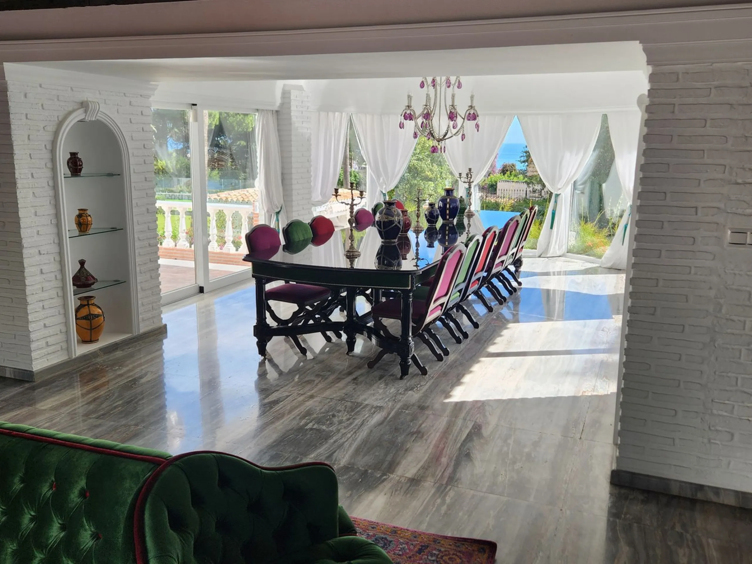 One Level Villa by world-famous architect Frank Lloyd Wright *. Ideal as a family home for  her, him and the children. The villa offers an incredible quality of life, plus a range of leisure, hobbies and sports all under one roof. Excellent location in a 