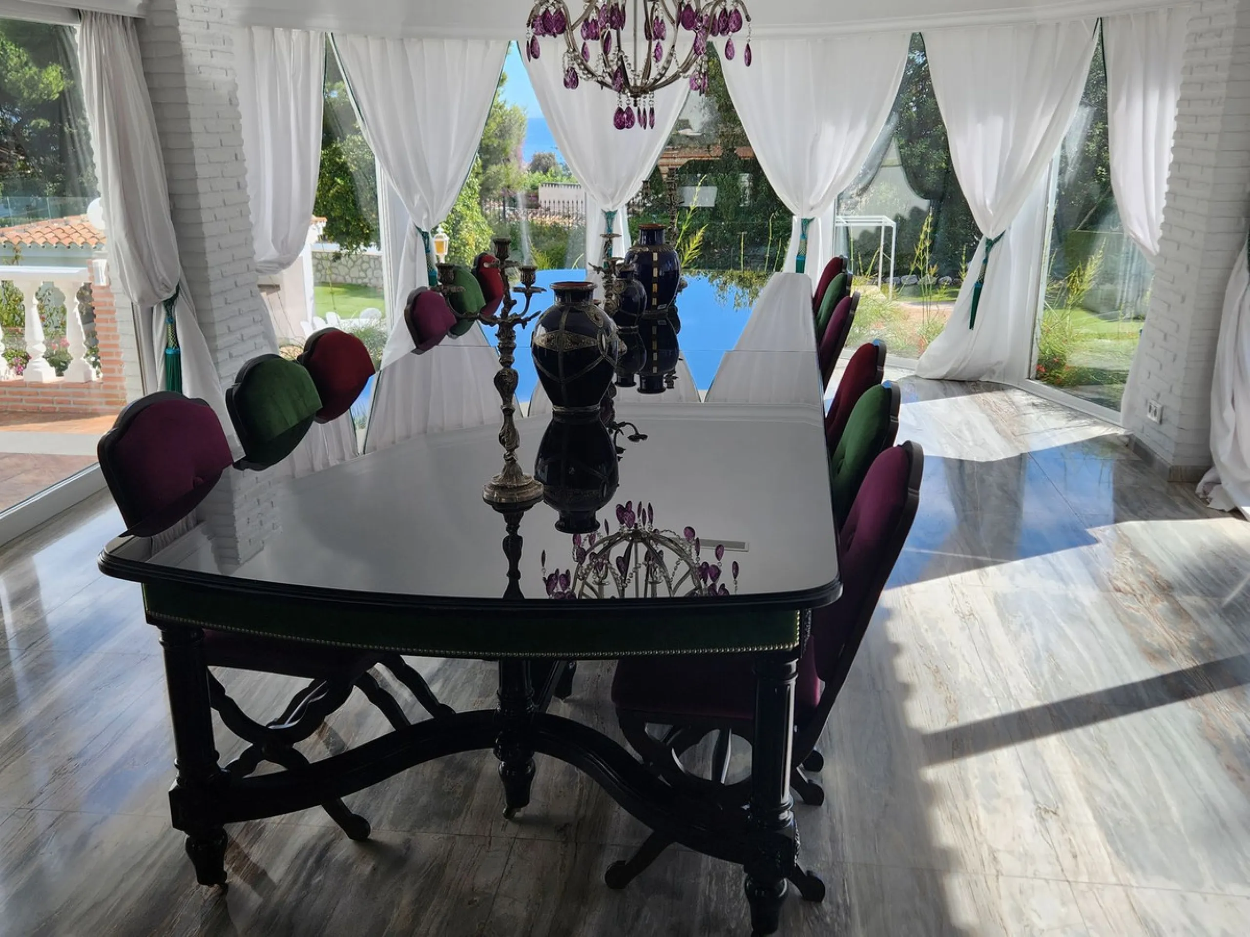 One Level Villa by world-famous architect Frank Lloyd Wright *. Ideal as a family home for  her, him and the children. The villa offers an incredible quality of life, plus a range of leisure, hobbies and sports all under one roof. Excellent location in a 