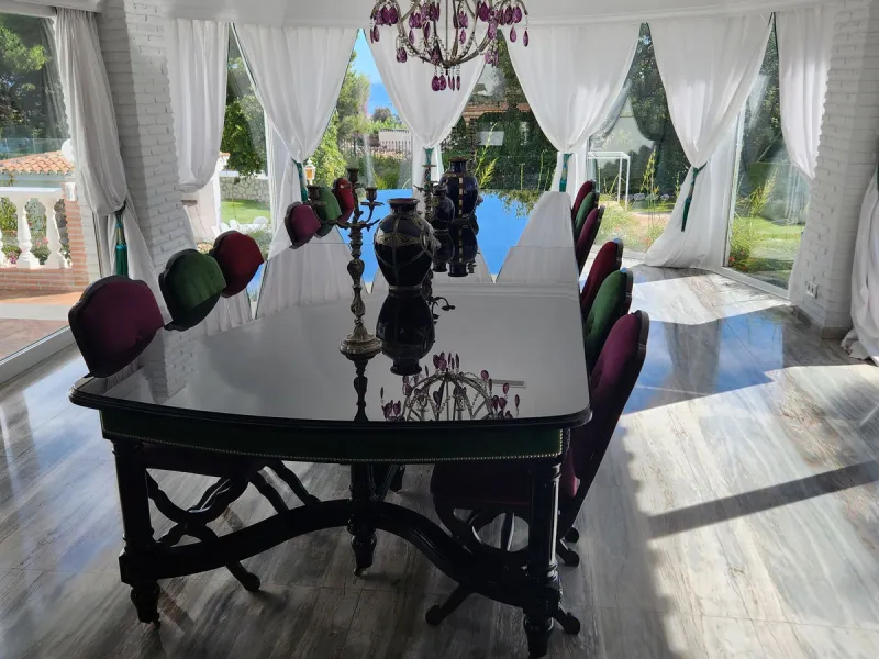 One Level Villa by world-famous architect Frank Lloyd Wright *. Ideal as a family home for  her, him and the children. The villa offers an incredible quality of life, plus a range of leisure, hobbies and sports all under one roof. Excellent location in a 