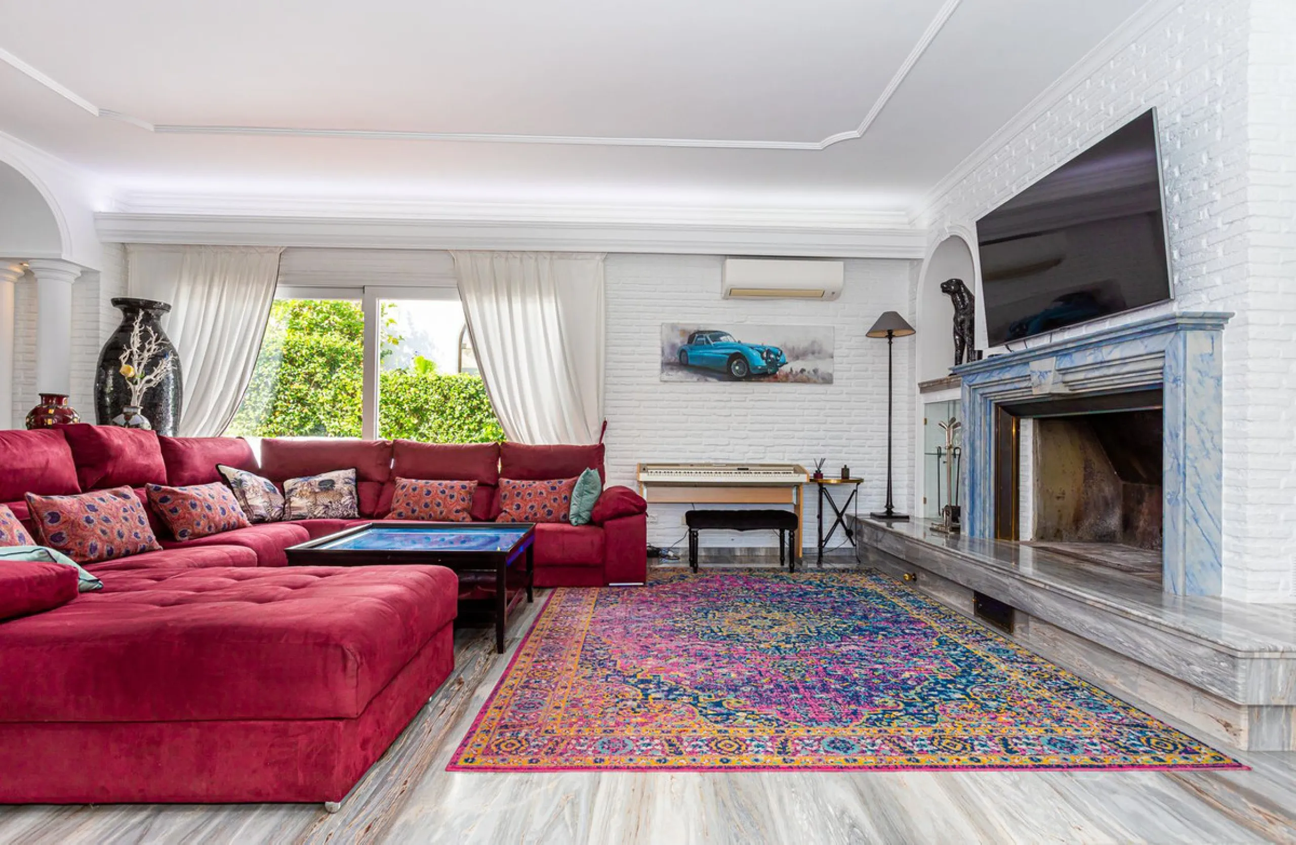 One Level Villa by world-famous architect Frank Lloyd Wright *. Ideal as a family home for  her, him and the children. The villa offers an incredible quality of life, plus a range of leisure, hobbies and sports all under one roof. Excellent location in a 