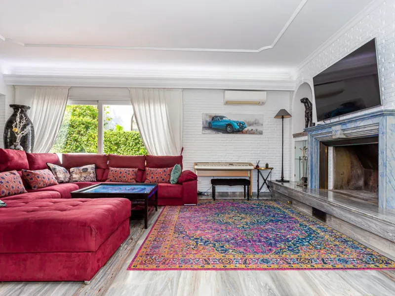 One Level Villa by world-famous architect Frank Lloyd Wright *. Ideal as a family home for  her, him and the children. The villa offers an incredible quality of life, plus a range of leisure, hobbies and sports all under one roof. Excellent location in a 