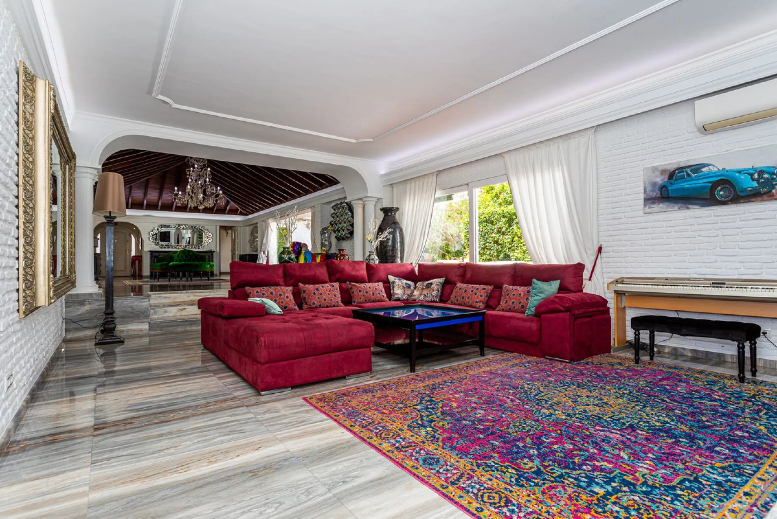 One Level Villa by world-famous architect Frank Lloyd Wright *. Ideal as a family home for  her, him and the children. The villa offers an incredible quality of life, plus a range of leisure, hobbies and sports all under one roof. Excellent location in a 