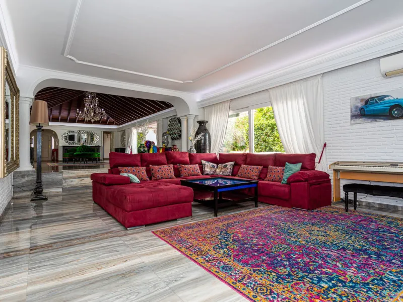 One Level Villa by world-famous architect Frank Lloyd Wright *. Ideal as a family home for  her, him and the children. The villa offers an incredible quality of life, plus a range of leisure, hobbies and sports all under one roof. Excellent location in a 