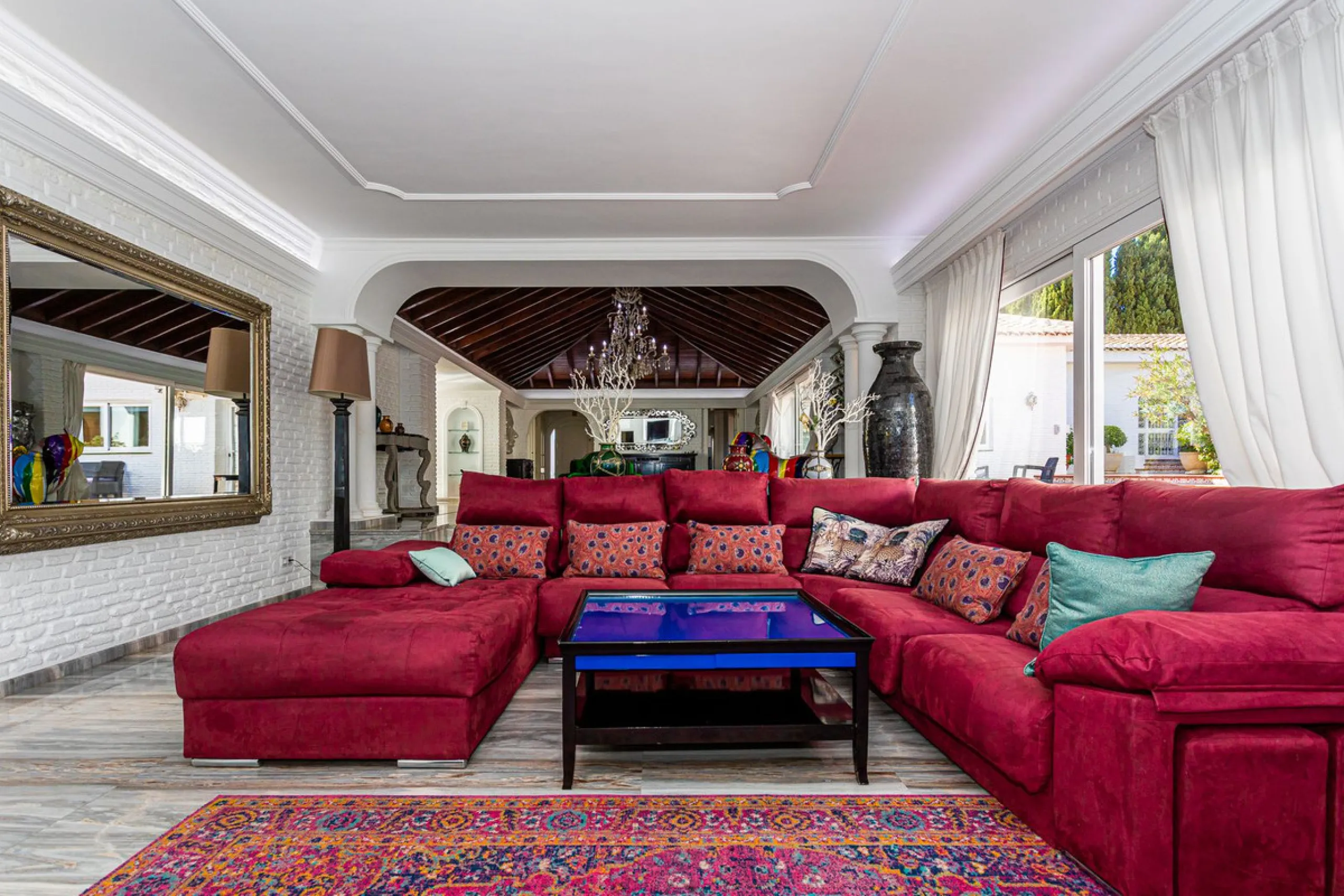 One Level Villa by world-famous architect Frank Lloyd Wright *. Ideal as a family home for  her, him and the children. The villa offers an incredible quality of life, plus a range of leisure, hobbies and sports all under one roof. Excellent location in a 