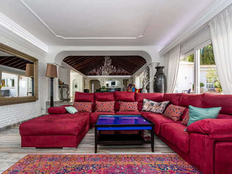One Level Villa by world-famous architect Frank Lloyd Wright *. Ideal as a family home for  her, him and the children. The villa offers an incredible quality of life, plus a range of leisure, hobbies and sports all under one roof. Excellent location in a 
