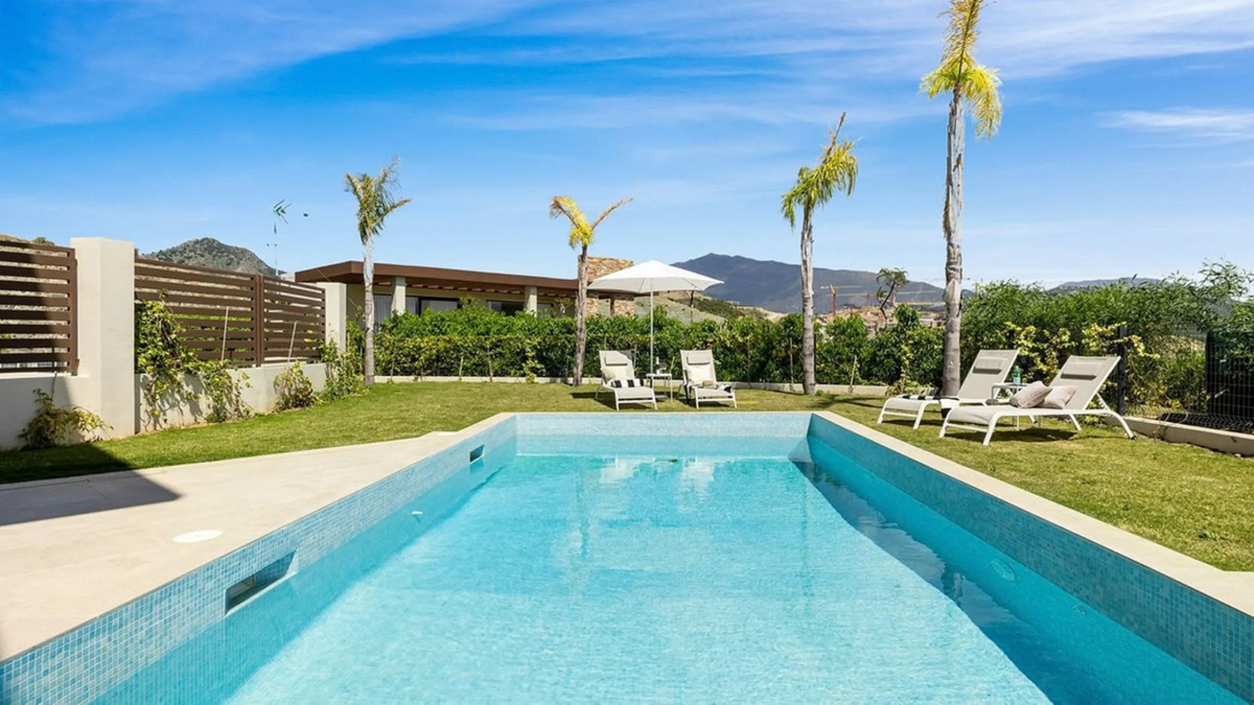 Contemporary villa with panoramic views of the Mediterranean and La Concha.