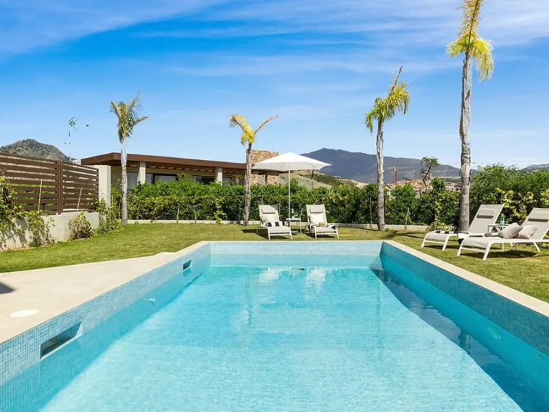 Contemporary villa with panoramic views of the Mediterranean and La Concha.