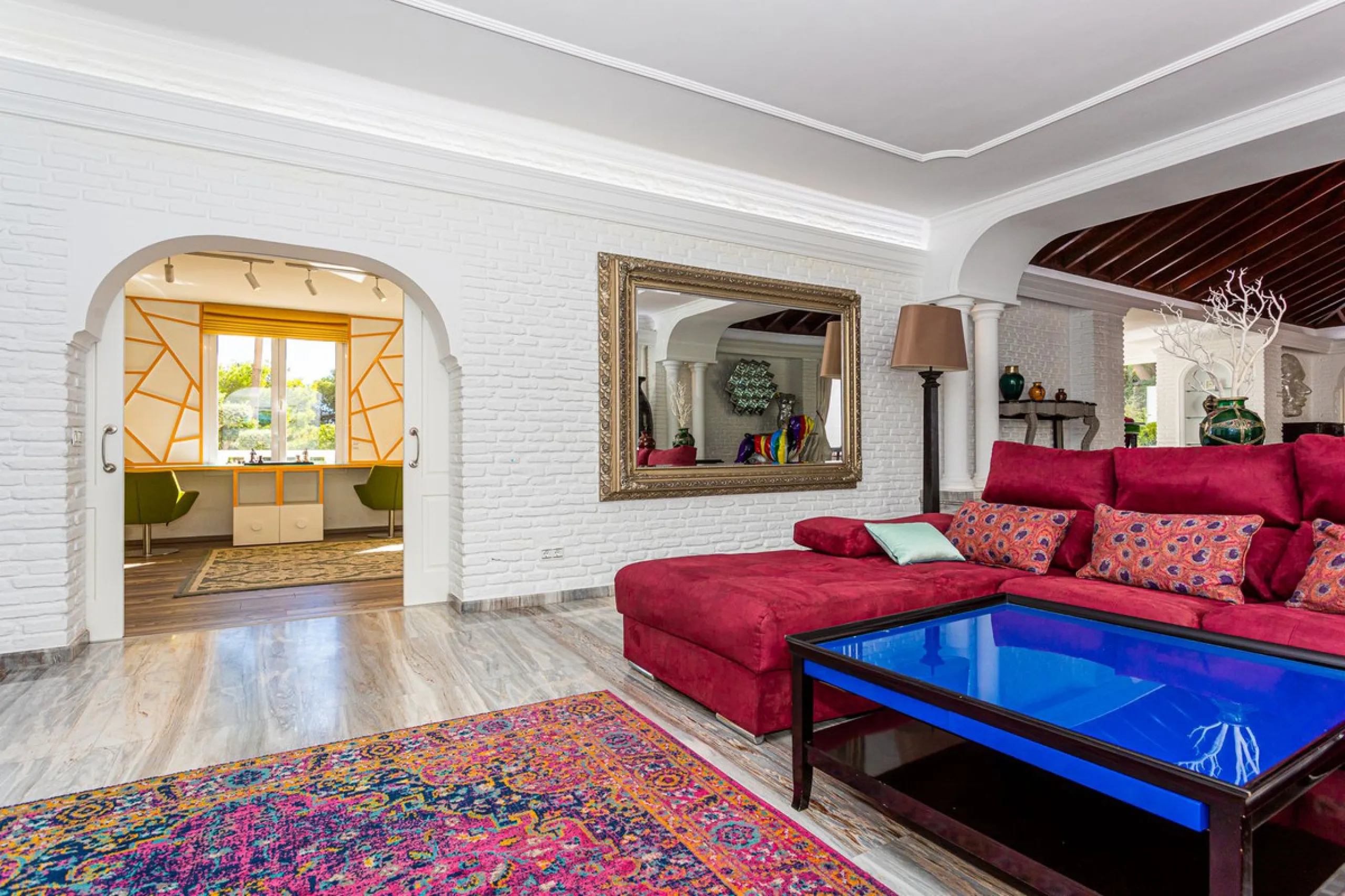 One Level Villa by world-famous architect Frank Lloyd Wright *. Ideal as a family home for  her, him and the children. The villa offers an incredible quality of life, plus a range of leisure, hobbies and sports all under one roof. Excellent location in a 