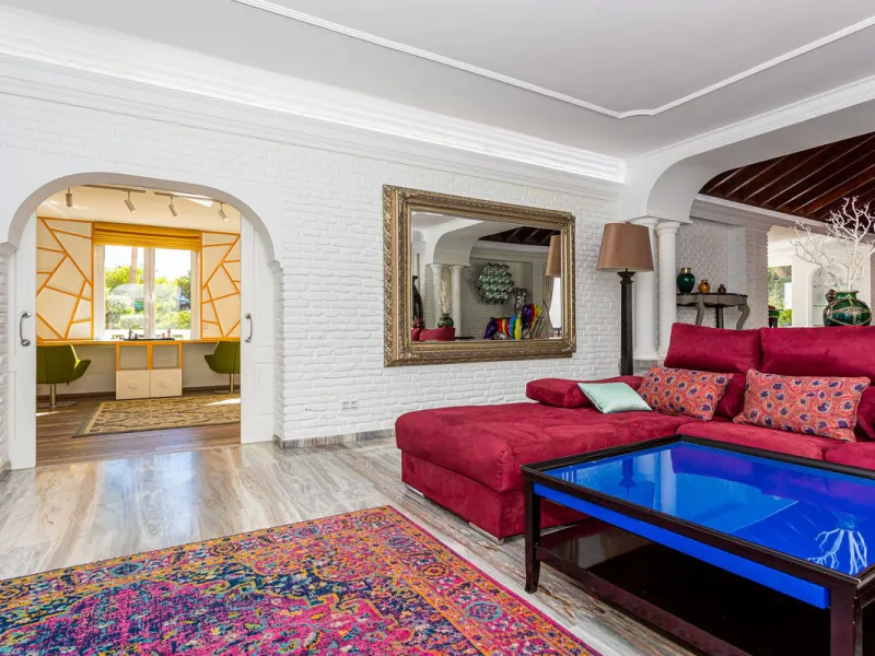 One Level Villa by world-famous architect Frank Lloyd Wright *. Ideal as a family home for  her, him and the children. The villa offers an incredible quality of life, plus a range of leisure, hobbies and sports all under one roof. Excellent location in a 