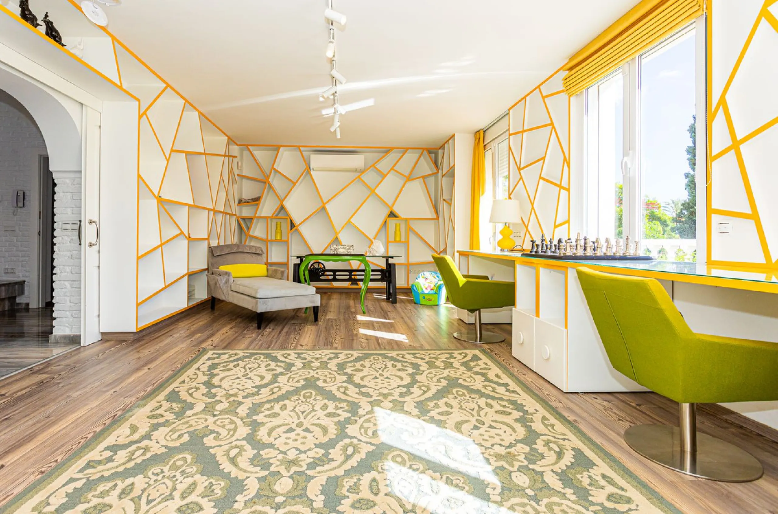 One Level Villa by world-famous architect Frank Lloyd Wright *. Ideal as a family home for  her, him and the children. The villa offers an incredible quality of life, plus a range of leisure, hobbies and sports all under one roof. Excellent location in a 