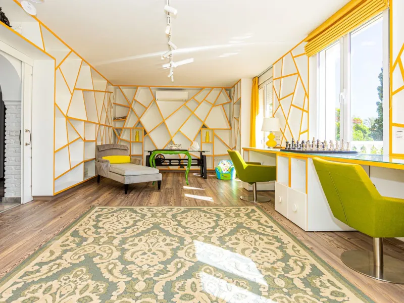 One Level Villa by world-famous architect Frank Lloyd Wright *. Ideal as a family home for  her, him and the children. The villa offers an incredible quality of life, plus a range of leisure, hobbies and sports all under one roof. Excellent location in a 