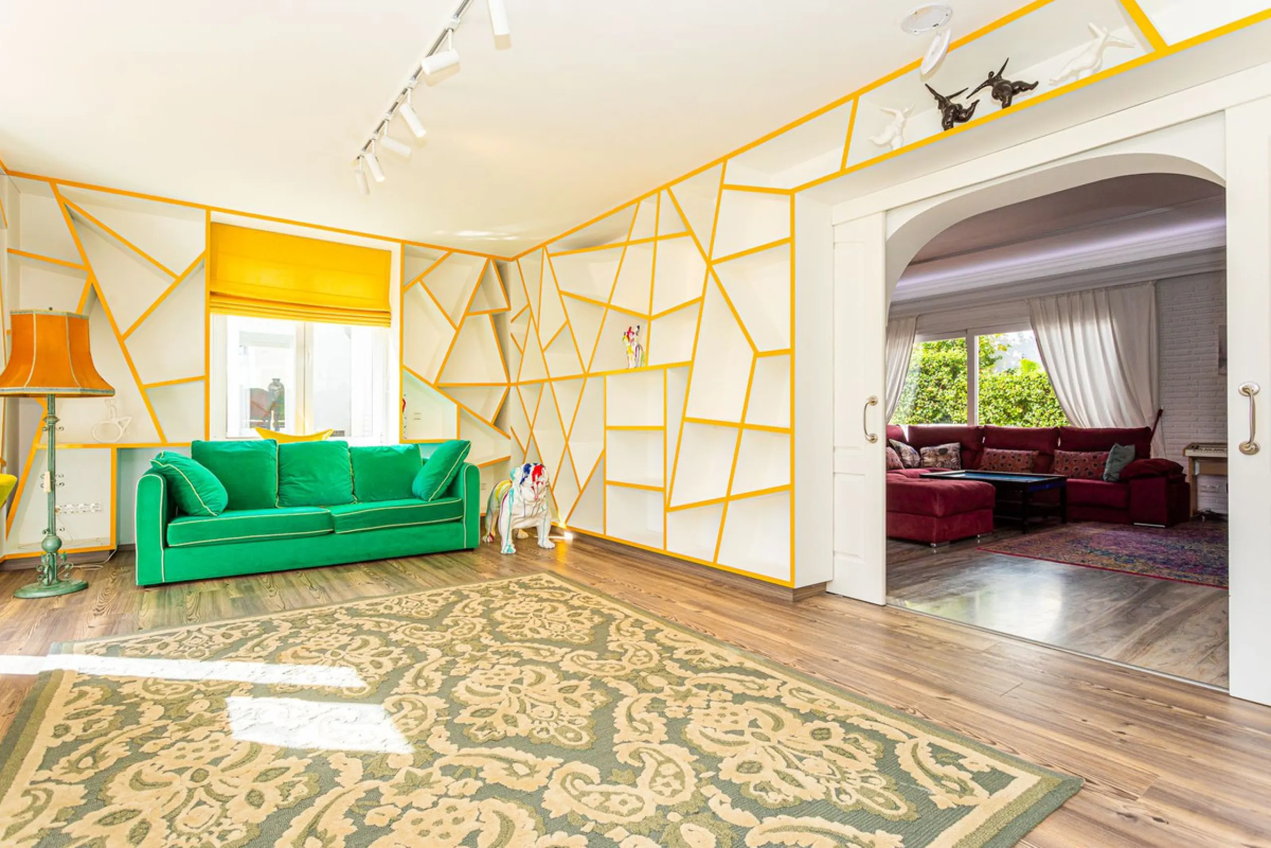 One Level Villa by world-famous architect Frank Lloyd Wright *. Ideal as a family home for  her, him and the children. The villa offers an incredible quality of life, plus a range of leisure, hobbies and sports all under one roof. Excellent location in a 