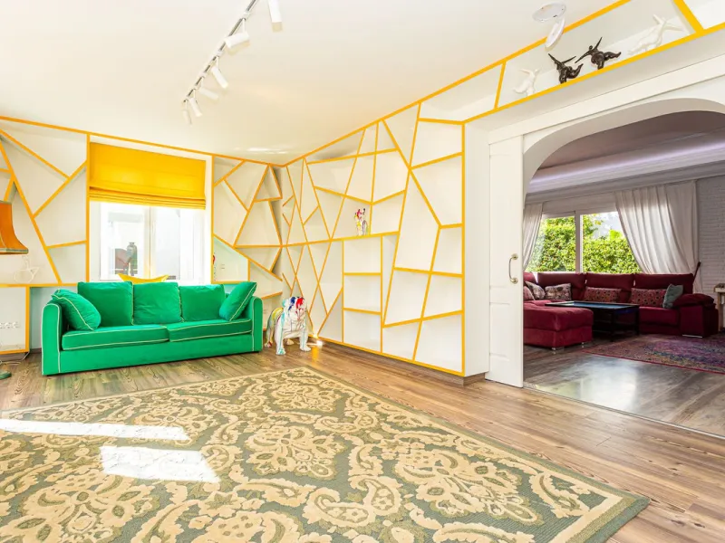 One Level Villa by world-famous architect Frank Lloyd Wright *. Ideal as a family home for  her, him and the children. The villa offers an incredible quality of life, plus a range of leisure, hobbies and sports all under one roof. Excellent location in a 