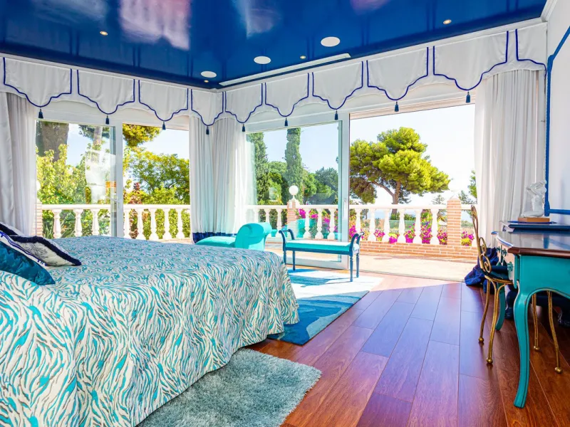 One Level Villa by world-famous architect Frank Lloyd Wright *. Ideal as a family home for  her, him and the children. The villa offers an incredible quality of life, plus a range of leisure, hobbies and sports all under one roof. Excellent location in a 