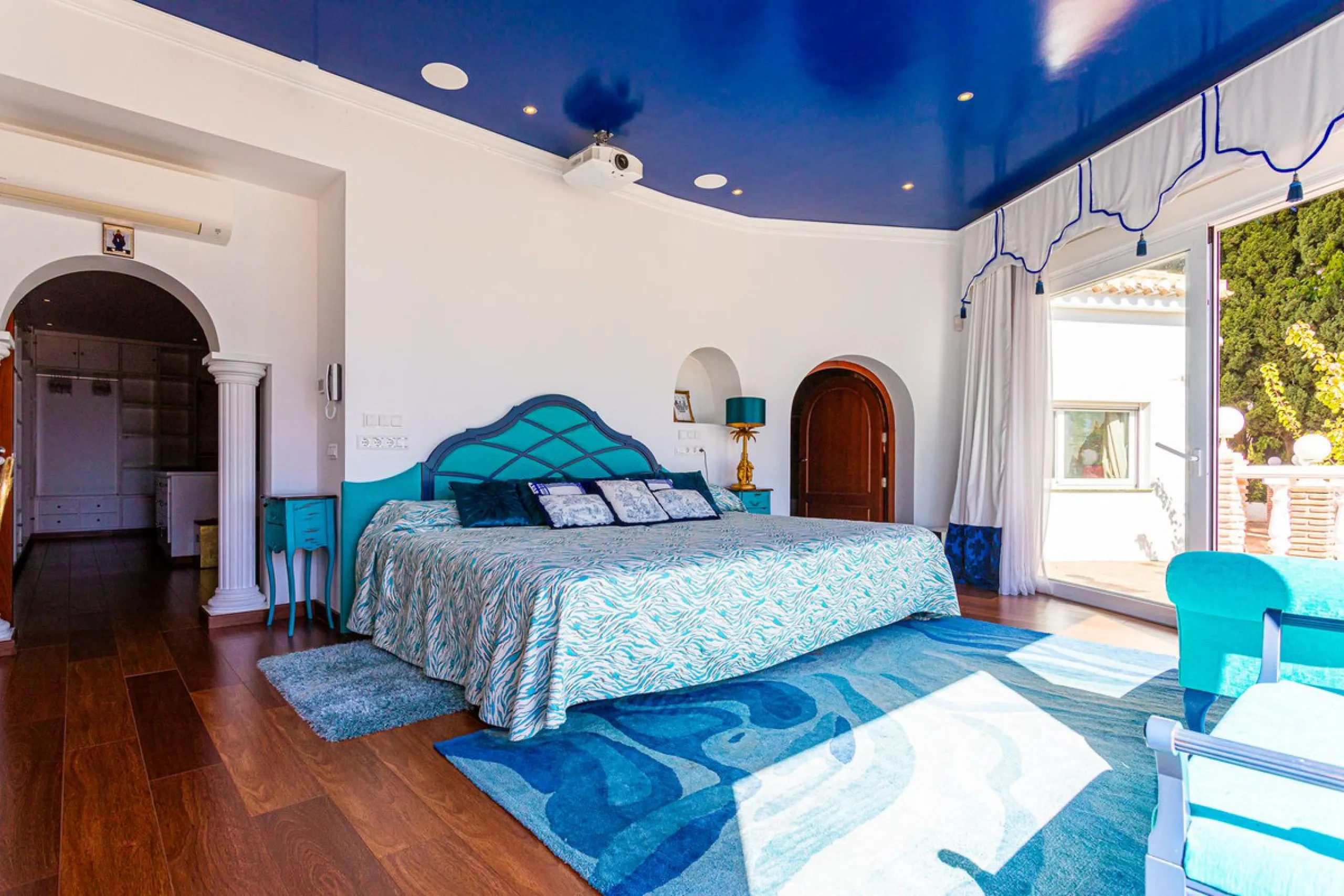 One Level Villa by world-famous architect Frank Lloyd Wright *. Ideal as a family home for  her, him and the children. The villa offers an incredible quality of life, plus a range of leisure, hobbies and sports all under one roof. Excellent location in a 
