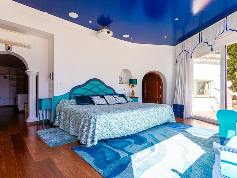 One Level Villa by world-famous architect Frank Lloyd Wright *. Ideal as a family home for  her, him and the children. The villa offers an incredible quality of life, plus a range of leisure, hobbies and sports all under one roof. Excellent location in a 