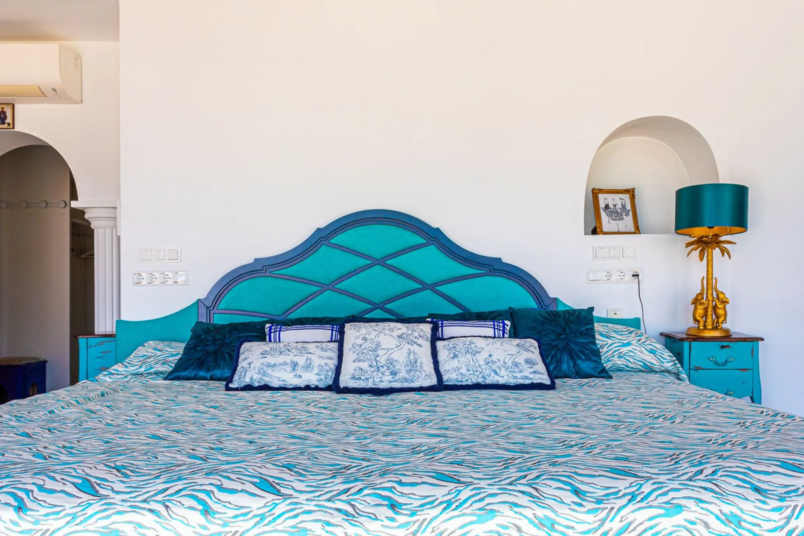 One Level Villa by world-famous architect Frank Lloyd Wright *. Ideal as a family home for  her, him and the children. The villa offers an incredible quality of life, plus a range of leisure, hobbies and sports all under one roof. Excellent location in a 