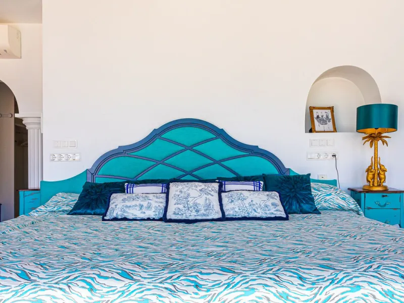 One Level Villa by world-famous architect Frank Lloyd Wright *. Ideal as a family home for  her, him and the children. The villa offers an incredible quality of life, plus a range of leisure, hobbies and sports all under one roof. Excellent location in a 