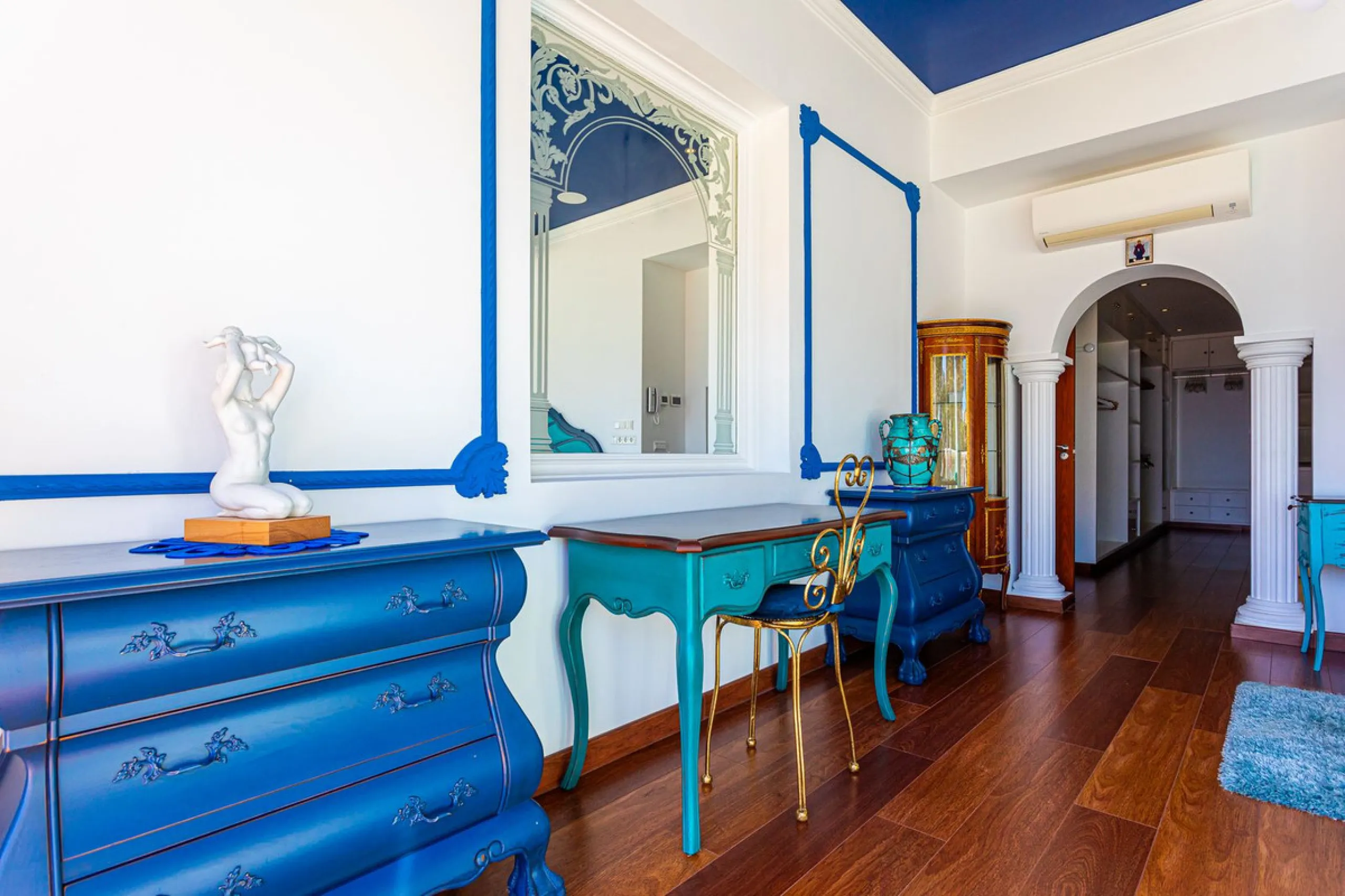 One Level Villa by world-famous architect Frank Lloyd Wright *. Ideal as a family home for  her, him and the children. The villa offers an incredible quality of life, plus a range of leisure, hobbies and sports all under one roof. Excellent location in a 