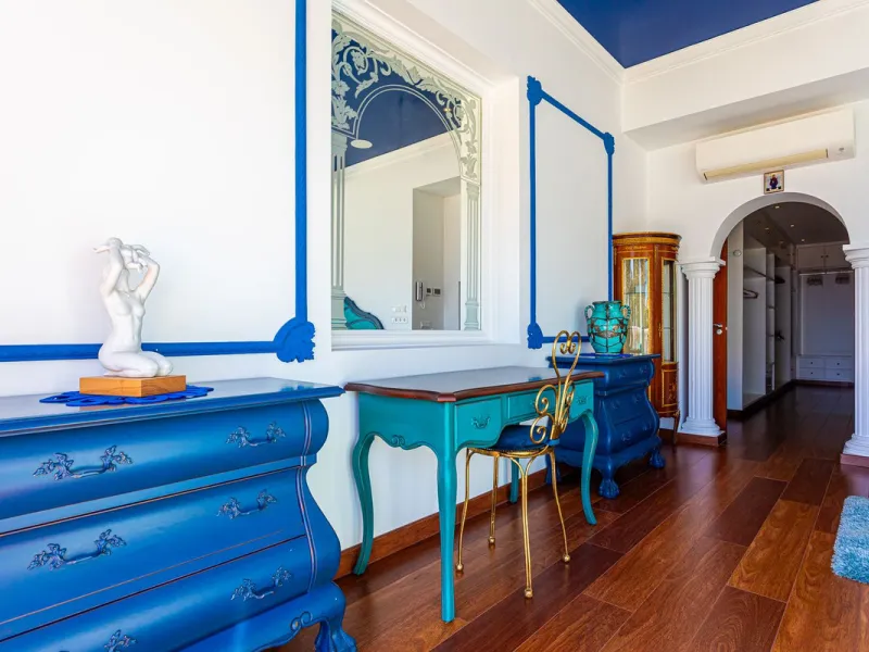 One Level Villa by world-famous architect Frank Lloyd Wright *. Ideal as a family home for  her, him and the children. The villa offers an incredible quality of life, plus a range of leisure, hobbies and sports all under one roof. Excellent location in a 