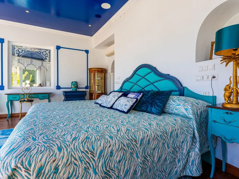 One Level Villa by world-famous architect Frank Lloyd Wright *. Ideal as a family home for  her, him and the children. The villa offers an incredible quality of life, plus a range of leisure, hobbies and sports all under one roof. Excellent location in a 