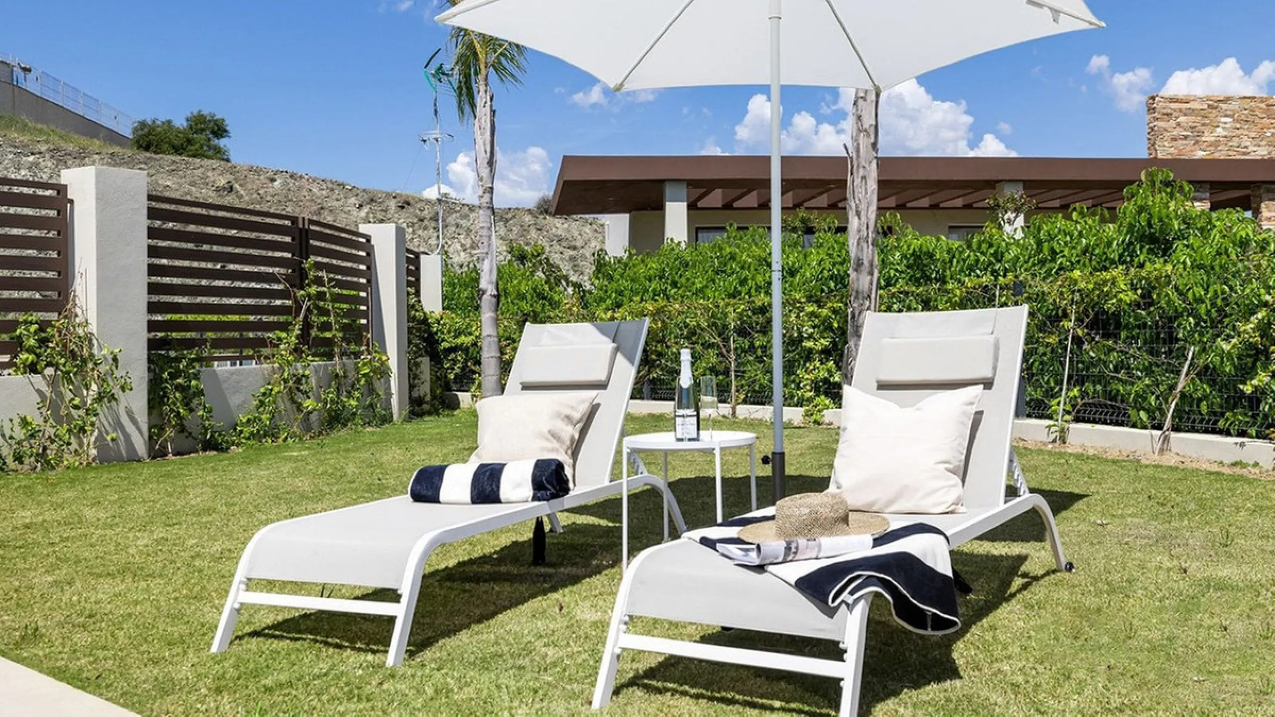 Contemporary villa with panoramic views of the Mediterranean and La Concha.