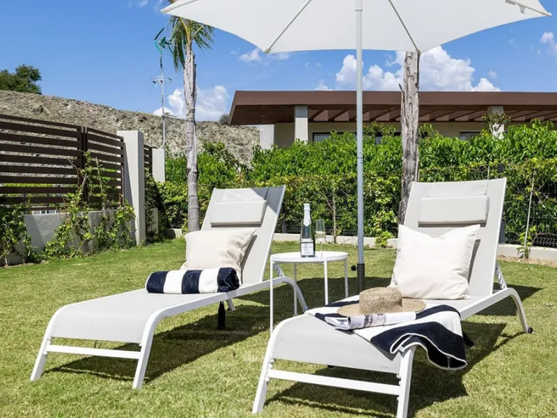 Contemporary villa with panoramic views of the Mediterranean and La Concha.