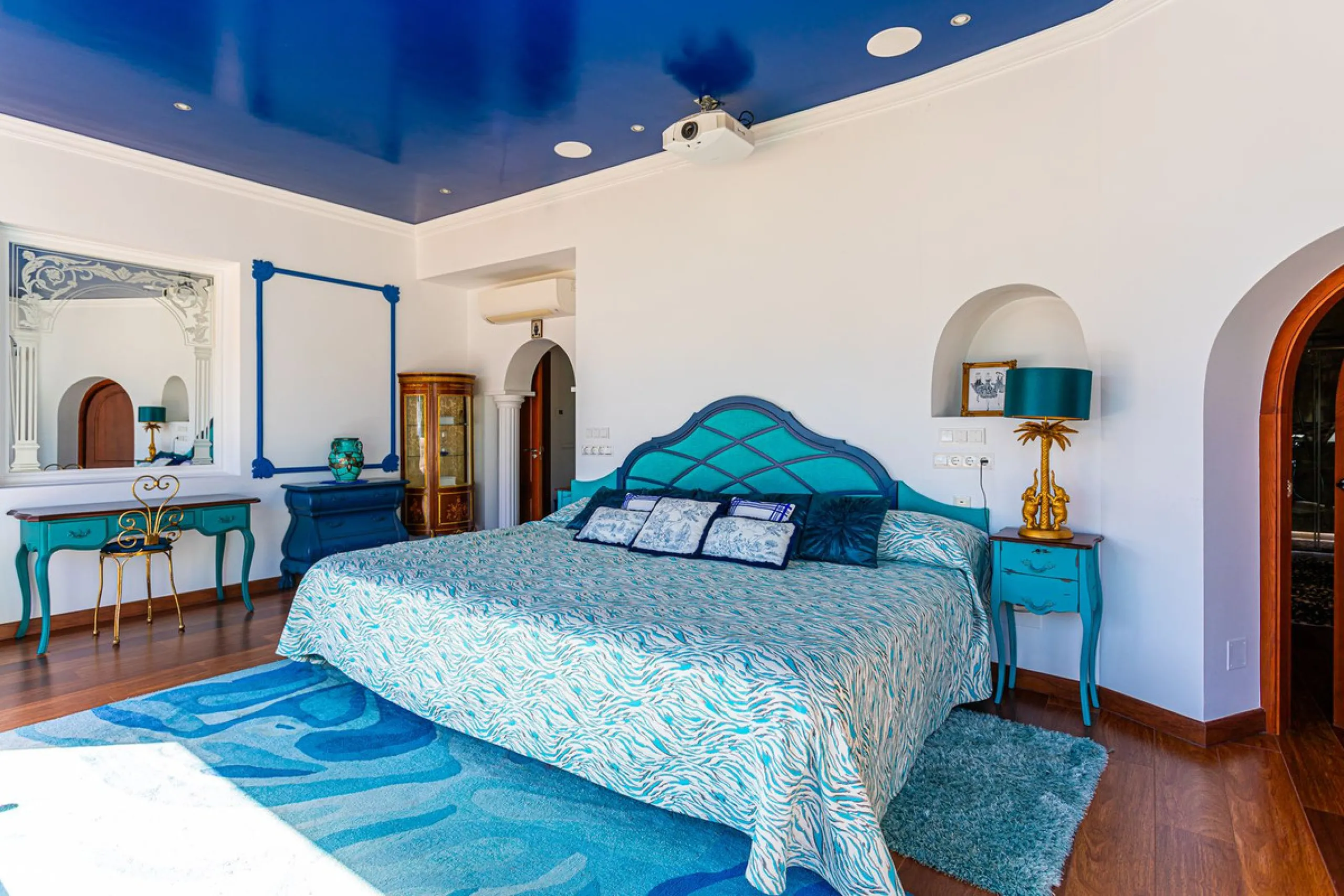 One Level Villa by world-famous architect Frank Lloyd Wright *. Ideal as a family home for  her, him and the children. The villa offers an incredible quality of life, plus a range of leisure, hobbies and sports all under one roof. Excellent location in a 