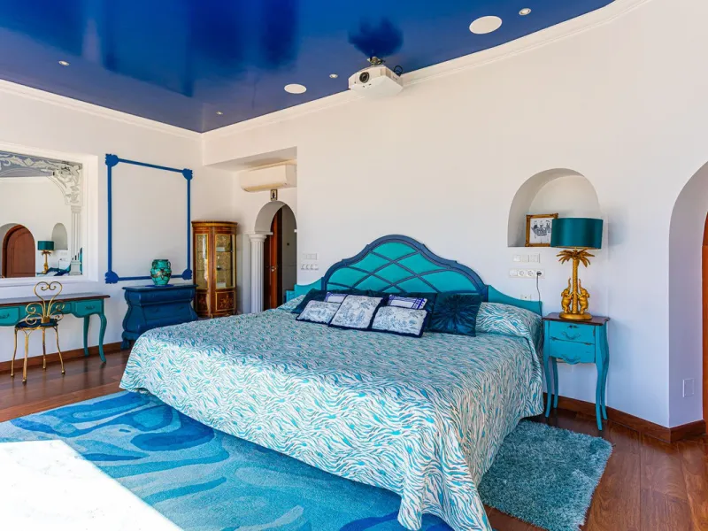 One Level Villa by world-famous architect Frank Lloyd Wright *. Ideal as a family home for  her, him and the children. The villa offers an incredible quality of life, plus a range of leisure, hobbies and sports all under one roof. Excellent location in a 