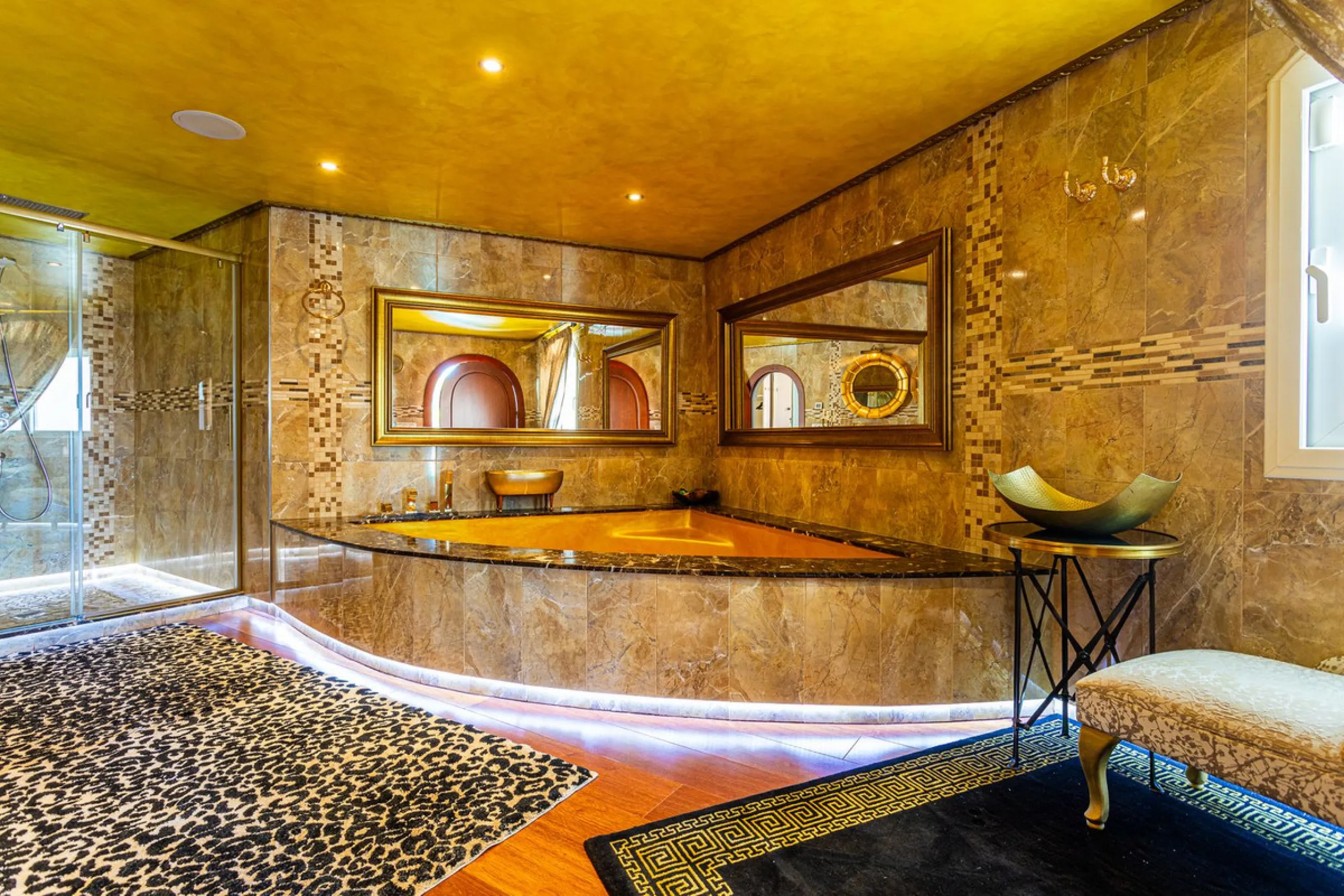 One Level Villa by world-famous architect Frank Lloyd Wright *. Ideal as a family home for  her, him and the children. The villa offers an incredible quality of life, plus a range of leisure, hobbies and sports all under one roof. Excellent location in a 