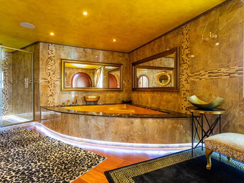 One Level Villa by world-famous architect Frank Lloyd Wright *. Ideal as a family home for  her, him and the children. The villa offers an incredible quality of life, plus a range of leisure, hobbies and sports all under one roof. Excellent location in a 