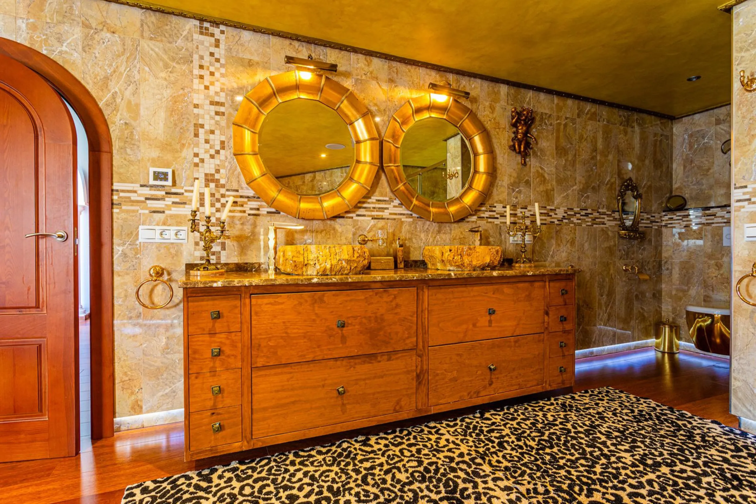 One Level Villa by world-famous architect Frank Lloyd Wright *. Ideal as a family home for  her, him and the children. The villa offers an incredible quality of life, plus a range of leisure, hobbies and sports all under one roof. Excellent location in a 