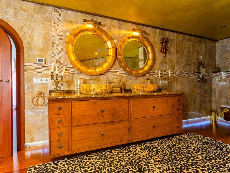 One Level Villa by world-famous architect Frank Lloyd Wright *. Ideal as a family home for  her, him and the children. The villa offers an incredible quality of life, plus a range of leisure, hobbies and sports all under one roof. Excellent location in a 