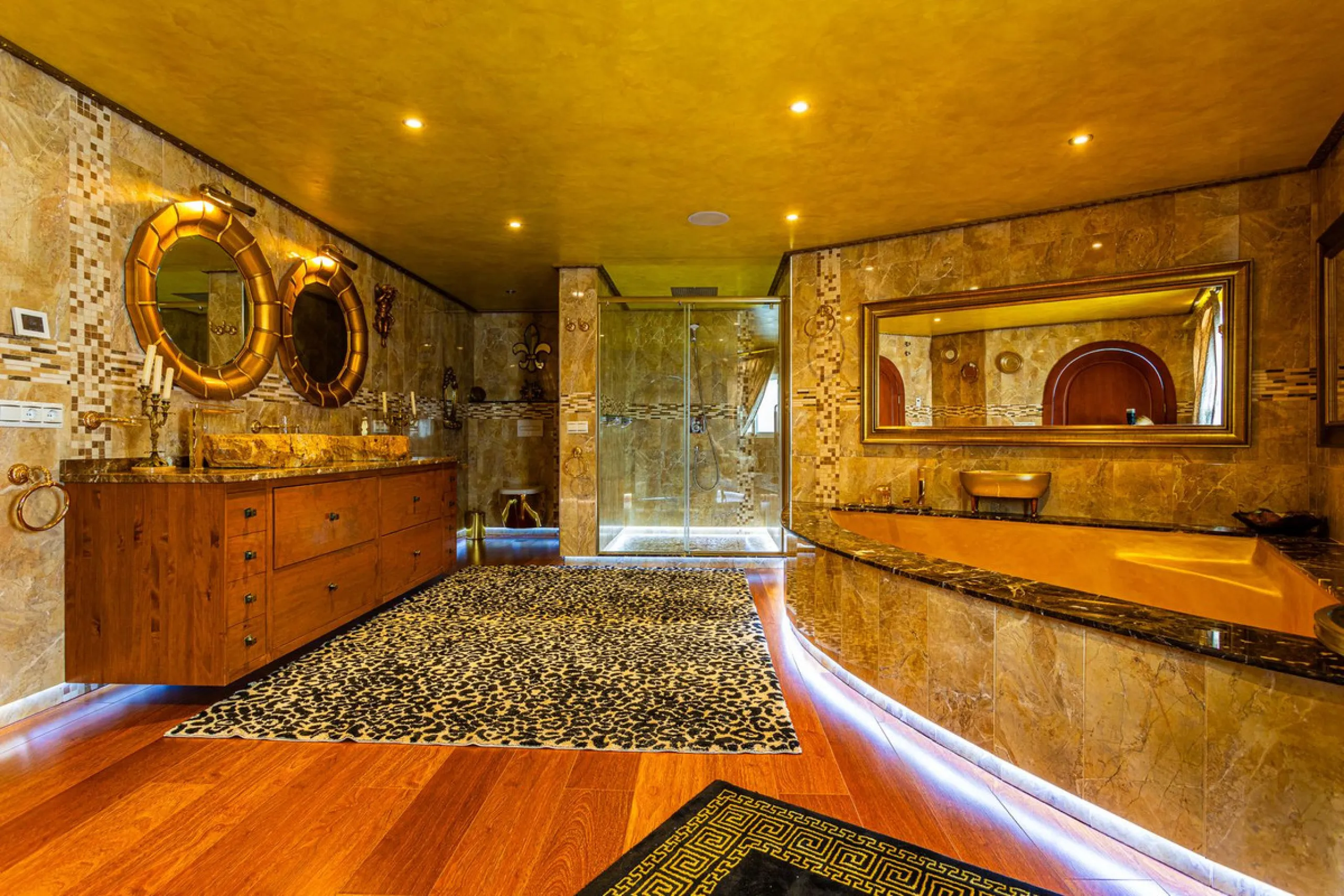 One Level Villa by world-famous architect Frank Lloyd Wright *. Ideal as a family home for  her, him and the children. The villa offers an incredible quality of life, plus a range of leisure, hobbies and sports all under one roof. Excellent location in a 