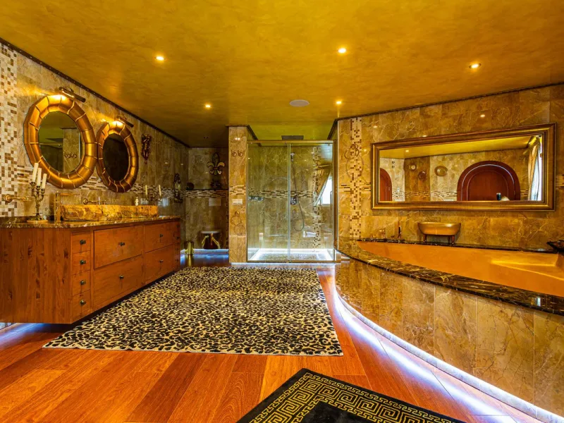 One Level Villa by world-famous architect Frank Lloyd Wright *. Ideal as a family home for  her, him and the children. The villa offers an incredible quality of life, plus a range of leisure, hobbies and sports all under one roof. Excellent location in a 