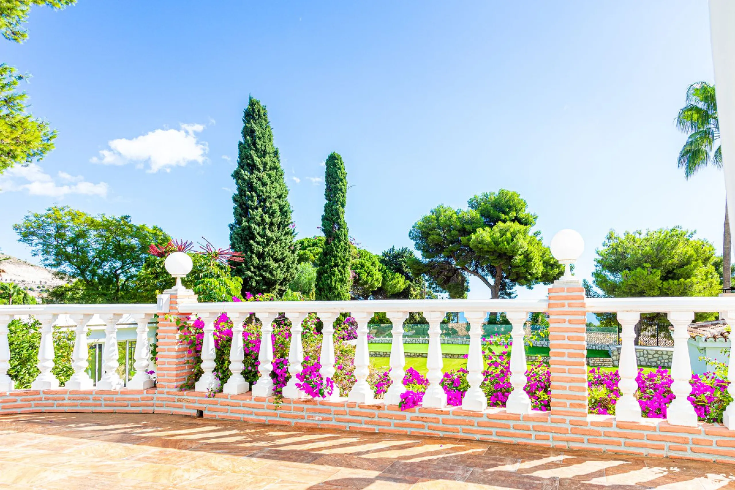 One Level Villa by world-famous architect Frank Lloyd Wright *. Ideal as a family home for  her, him and the children. The villa offers an incredible quality of life, plus a range of leisure, hobbies and sports all under one roof. Excellent location in a 