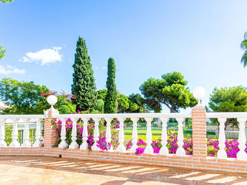 One Level Villa by world-famous architect Frank Lloyd Wright *. Ideal as a family home for  her, him and the children. The villa offers an incredible quality of life, plus a range of leisure, hobbies and sports all under one roof. Excellent location in a 