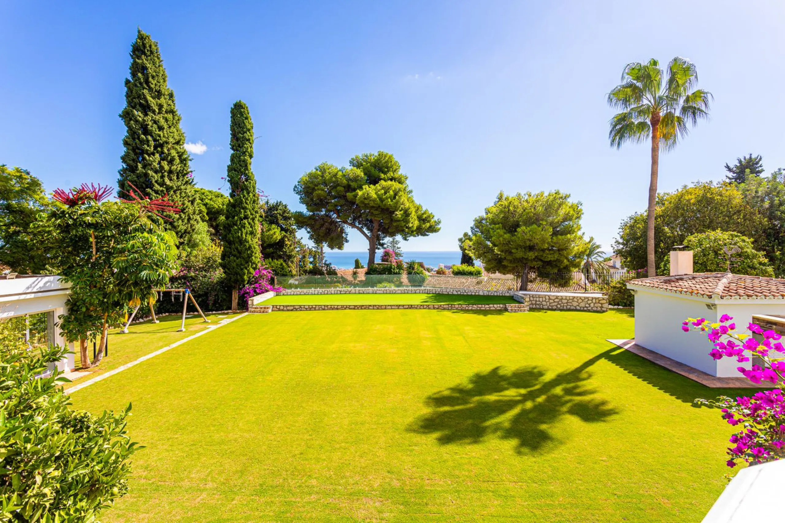 One Level Villa by world-famous architect Frank Lloyd Wright *. Ideal as a family home for  her, him and the children. The villa offers an incredible quality of life, plus a range of leisure, hobbies and sports all under one roof. Excellent location in a 