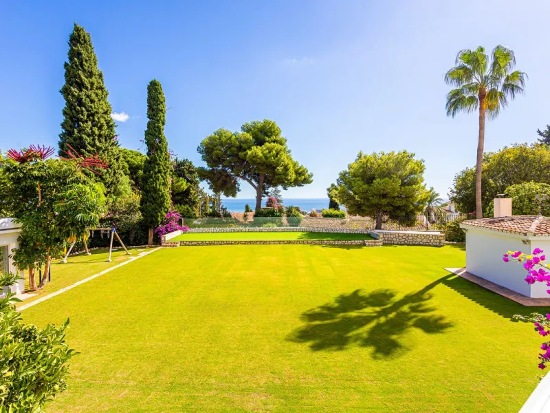 One Level Villa by world-famous architect Frank Lloyd Wright *. Ideal as a family home for  her, him and the children. The villa offers an incredible quality of life, plus a range of leisure, hobbies and sports all under one roof. Excellent location in a 