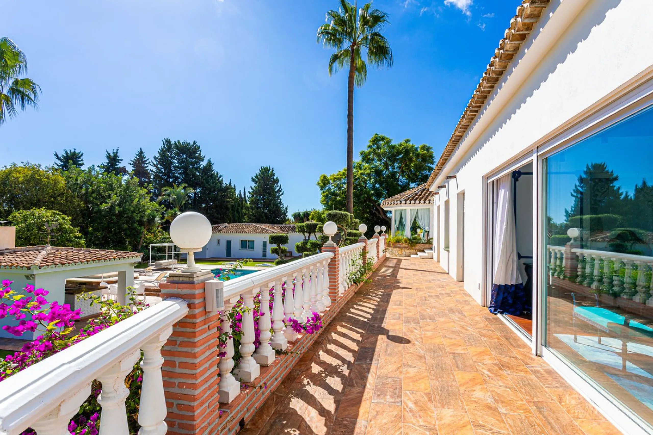 One Level Villa by world-famous architect Frank Lloyd Wright *. Ideal as a family home for  her, him and the children. The villa offers an incredible quality of life, plus a range of leisure, hobbies and sports all under one roof. Excellent location in a 